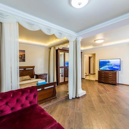 Шикарная Квартира Возле Костёла В Центре Kiev Exterior foto